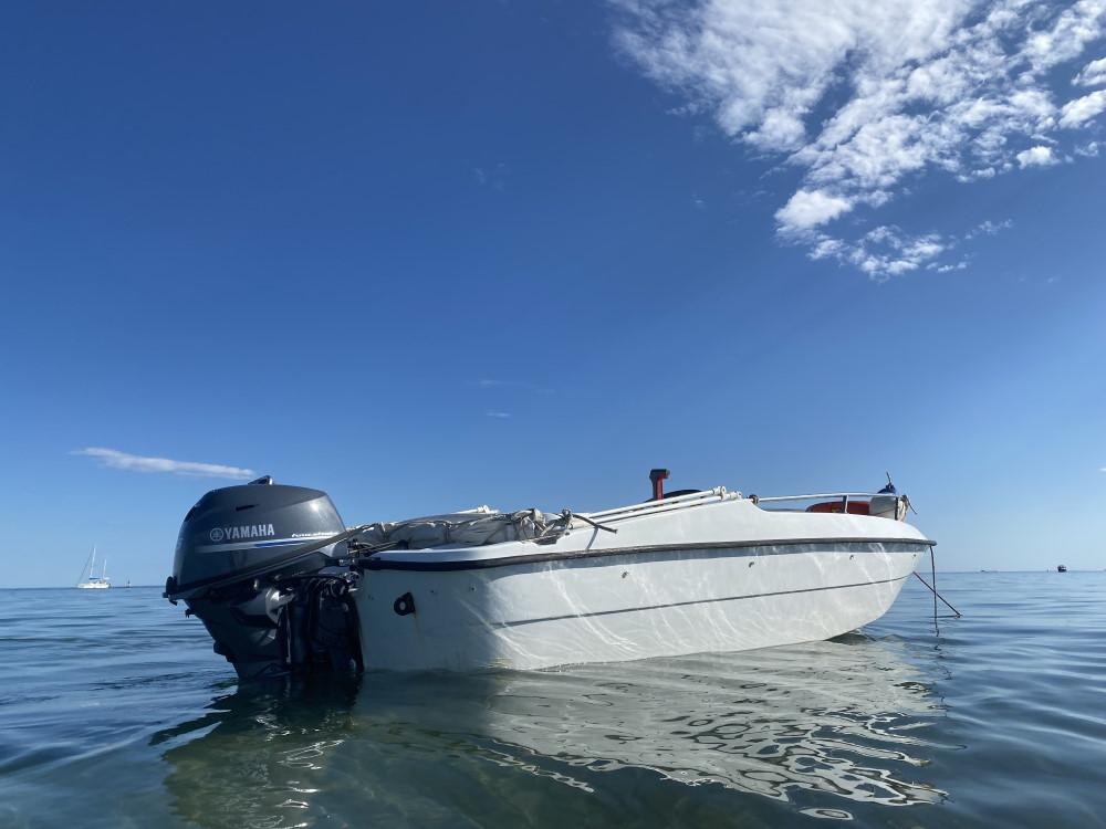 Yamaha F25GETS am Boot im Wasser