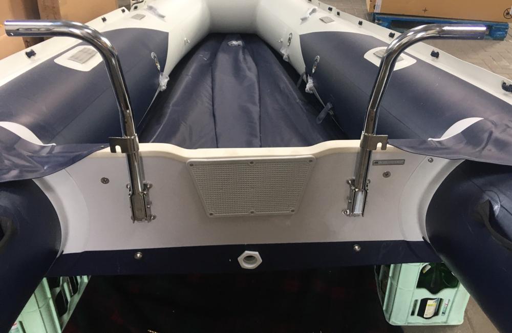 hochgeklappte Heckräder an HonWave Schlauchboot T40AE