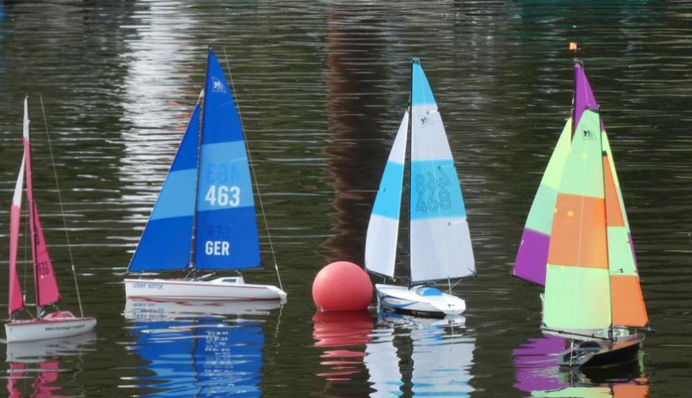 Boje für Modellboot-Regatta rot