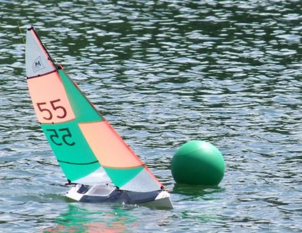Boje für Modellboot-Regatta grün